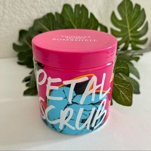 VICTORIA’S SECRET BOMBSHELL Petal Scrub
